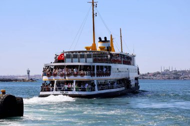 13-12-2023 İstanbul-Türkiye: Şehir Hatları Feribotunda Boğazın Eşsiz Keyfi