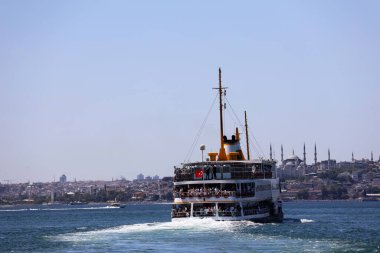 13-12-2023 İstanbul-Türkiye: Şehir Hatları Feribotunda Boğazın Eşsiz Keyfi