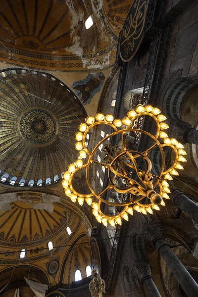 13-12-2023 İstanbul-Türkiye: Sultanahmet Meydanı 'ndaki Ayasofya Camii