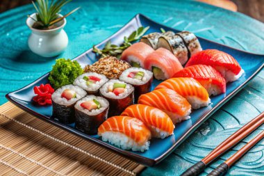 Çok zengin bir Japon yemeğinin çarpıcı, gerçekçi bir fotoğrafı.