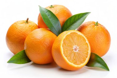 Beyaz arka planda yaprakları olan taze mandalinalar..