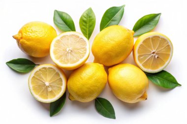 Taze çiğ ve dilimlenmiş limonlar.