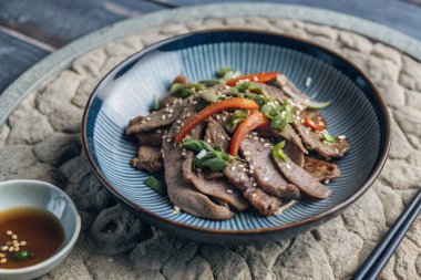 Pepper Yemek Tarifi 'ni izle ve klasik biberli bifteğin leziz bir kıvrımını keşfet.