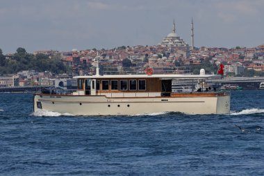 29-06-2024 İstanbul-Türkiye: İstanbul Boğazı 'nda Tekne Yüzüyor