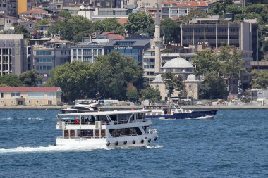 29-06-2024 İstanbul-Türkiye: İstanbul Boğazı 'nda Tekne Yüzüyor