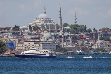 29-06-2024 İstanbul-Türkiye: İstanbul Boğazı 'nda Tekne Yüzüyor