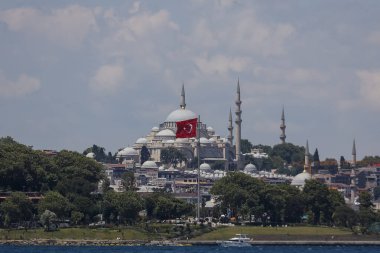 29-06-2024 İstanbul-Türkiye: İstanbul 'daki Görkemli Cami Serene Sky' ın Altındaki İkonik Simge