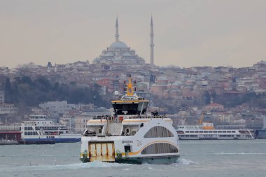 19-01-2024 İstanbul-Türkiye: Feribot Kentin Gökdeleni ile Su Geçidi