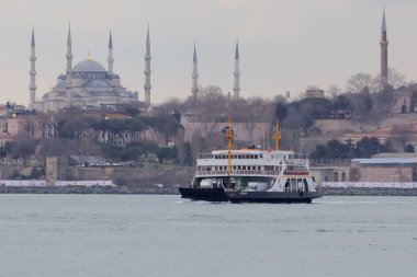 19-01-2024 İstanbul-Türkiye: Feribot Kentin Gökdeleni ile Su Geçidi