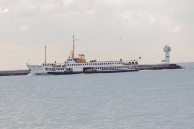19-01-2024 İstanbul-Türkiye: Feribot Kentin Gökdeleni ile Su Geçidi