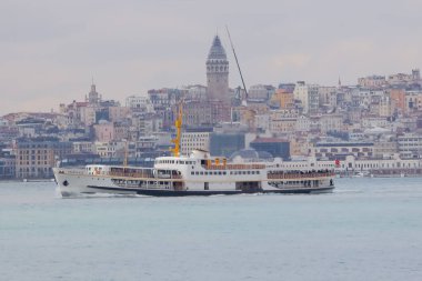 19-01-2024 İstanbul-Türkiye: Feribot Kentin Gökdeleni ile Su Geçidi