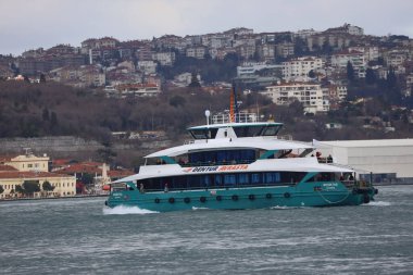19-01-2024 İstanbul-Türkiye: Feribot Kentin Gökdeleni ile Su Geçidi