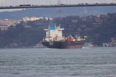 19-01-2024 İstanbul-Türkiye: Şehir Arkaplanlı Büyük Kargo Gemisi