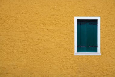 sarı duvar küçük yeşil pencere