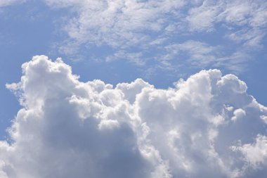 Bulutlu güzel mavi gökyüzü. Doğal arkaplan