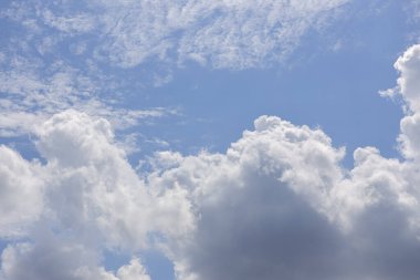 Bulutlu güzel mavi gökyüzü. Doğal arkaplan