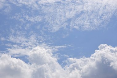 Bulutlu güzel mavi gökyüzü. Doğal arkaplan