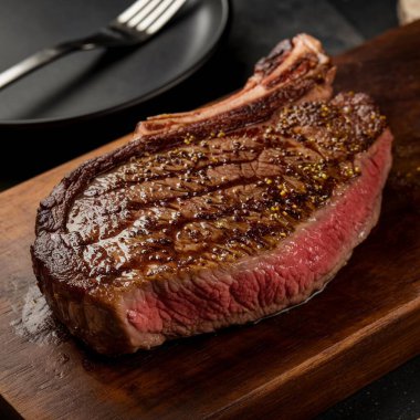 Güzel bir lokantada soslu ızgara biftek.