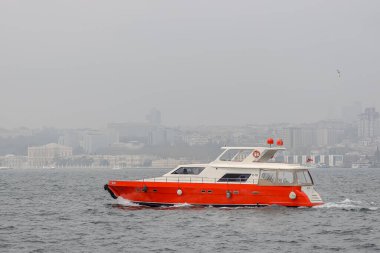 Kırmızı sürat teknesi sakin denizde seyrediyor.