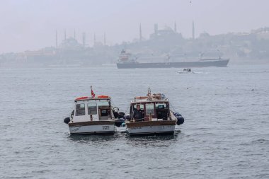  Denizde yüzen iki küçük tekne