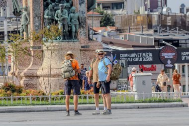 Tarihsel gemi Boğaz köprüsünden geçiyor