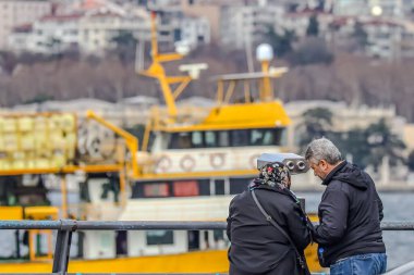 Sarı tramvay tarihi sokaktan geçiyor.