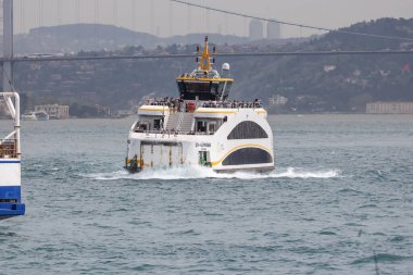 17-04-2024 İstanbul-Türkiye: İstanbul Köprüsü ve İstanbul Kıyı Hattı ile Boğaz 'daki Yolcu Feribotu
