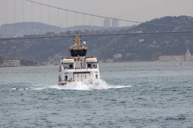 17-04-2024 İstanbul-Türkiye: İstanbul Köprüsü ve İstanbul Kıyı Hattı ile Boğaz 'daki Yolcu Feribotu
