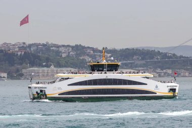 17-04-2024 İstanbul-Türkiye: İstanbul Köprüsü ve İstanbul Kıyı Hattı ile Boğaz 'daki Yolcu Feribotu