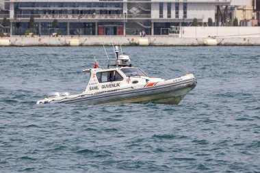 17-04-2024 İstanbul-Türkiye: Türk Sahil Güvenlik Teknesi Tarihsel Saray Arkaplanlı Boğaz Devriyesi