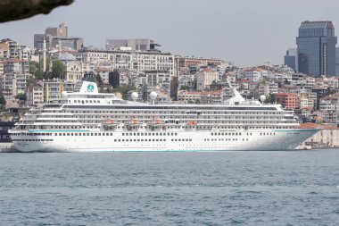 17-04-2024 İstanbul-Türkiye: Lüks Yolcu Gemisi Kristal Senfoni İstanbul 'da Kentsel Şehir Arkaplanıyla kenetlendi