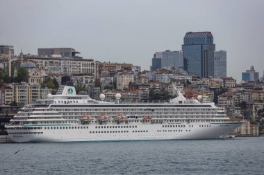 17-04-2024 İstanbul-Türkiye: Lüks Yolcu Gemisi Kristal Senfoni İstanbul 'da Kentsel Şehir Arkaplanıyla kenetlendi