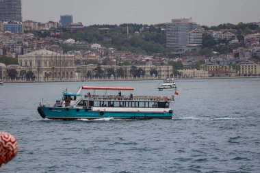 17-04-2024 İstanbul-Türkiye: Dolmabahce Sarayı ve İstanbul Şehrinde Yolcu Teknesi Gezisi