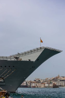 17-04-2024 İstanbul-Türkiye: İspanyol Uçak Gemisi Arka plan Kenti ile İstanbul 'a yanaştı