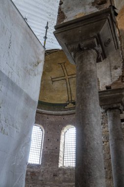 17-04-2024 İstanbul-Türkiye: Bizans Haçı ve Sütunları Hagia Irene Kilisesinde