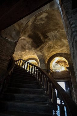 17-04-2024 İstanbul-Türkiye: Hagia İrene Kilisesi İçindeki Antik Taş Merdiven