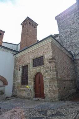 17-04-2024 İstanbul-Türkiye: Topkapı Sarayı Kompleksi 'nde tuğla bacalı Osmanlı Taş Binası