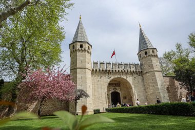 17-04-2024 İstanbul-Türkiye: İlkbaharda Çiçek açan Ağaçlarla çevrili Topkapı
