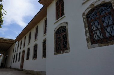 17-04-2024 İstanbul-Türkiye: Topkapı Sarayı 'ndaki Demir Izgara ve Ahşap Pencereli Osmanlı Sarayı Duvarı