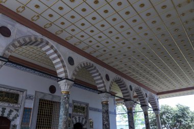 17-04-2024 İstanbul-Türkiye: Topkapı Sarayı 'ndaki İmparatorluk Seyirci Odasının Altın Tavanı ve Mermer Kemeri