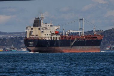 İstanbul 'da İstanbul' da İstanbul Köprüsü 'nden geçen büyük bir petrol tankeri gemisi.