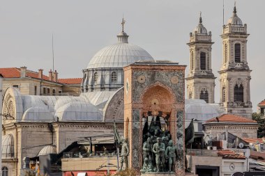 Cumhuriyet Anıtı 'nı Çerçeveleyen Taksim Meydanı ve Kilise Kubbeleri