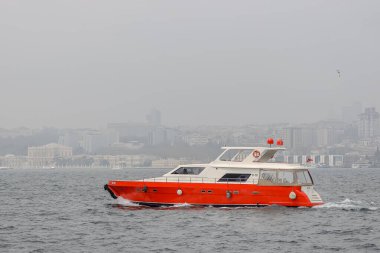 Sisli bir günde Kurtarma Teknesi Boğaz 'da Geziniyor