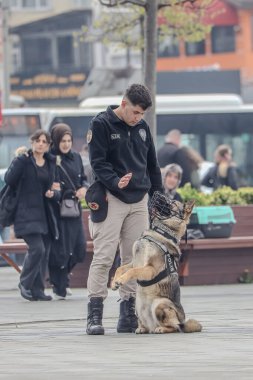 Şehir Meydanı 'nda Polis Memuru Eğitim Köpeği