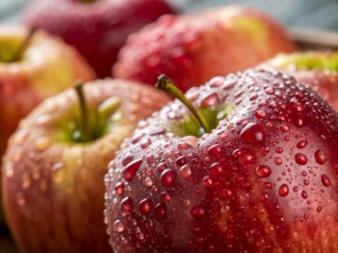 Su damlacıkları ile olgun kırmızı elmalar