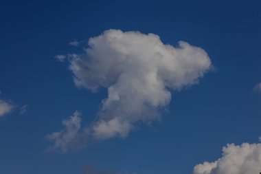 Mavi gökyüzünde beyaz bulutlar