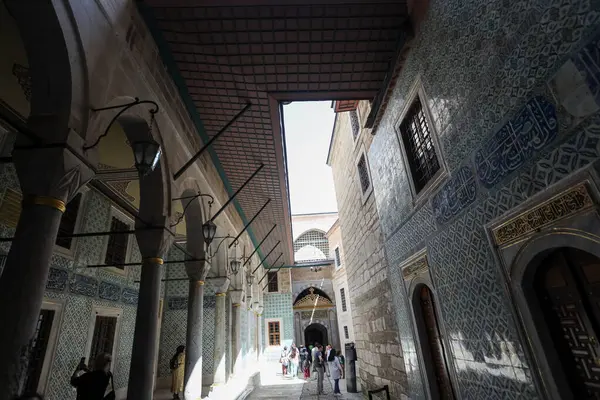 17-04-2025 İstanbul-Türkiye: Topkapı Sarayı 'ndaki Harem Bölümü' nün İç Avlusu