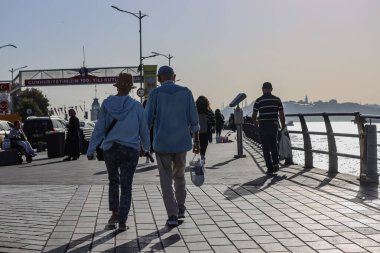 04-10-2024 İstanbul-Türkiye: İstanbul kıyı yürüyüşü boyunca el ele yürüyen yaşlı çift