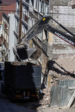 04-06-2025 İstanbul-Türkiye: Şehir Yıkım Kazıcısı Kamyona Yıkım Yüklüyor