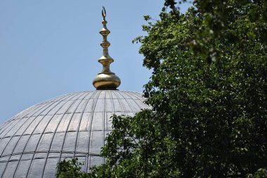 Eski camideki bir kayanın kubbesi.